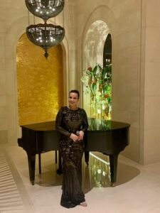 Judith Lay, musicienne passionnée, chanteuse et pianiste, en pleine interprétation sur scène. Son jeu de piano délicat et sa voix envoûtante créent une ambiance musicale unique et immersive.