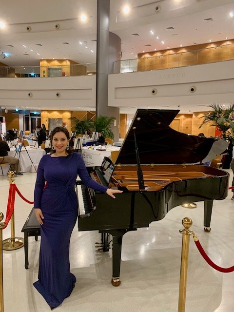 Judith Lay, musicienne passionnée, chanteuse et pianiste, en pleine interprétation sur scène. Son jeu de piano délicat et sa voix envoûtante créent une ambiance musicale unique et immersive.